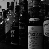 カウンター奥にある様々なお酒1